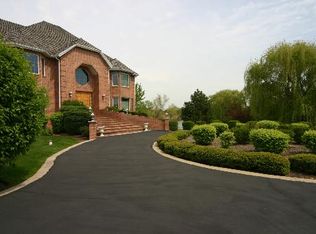 4 Beacon Hill Dr, South Barrington, IL 60010