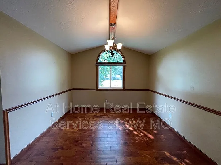 201 W Sally Ln — Photo 4