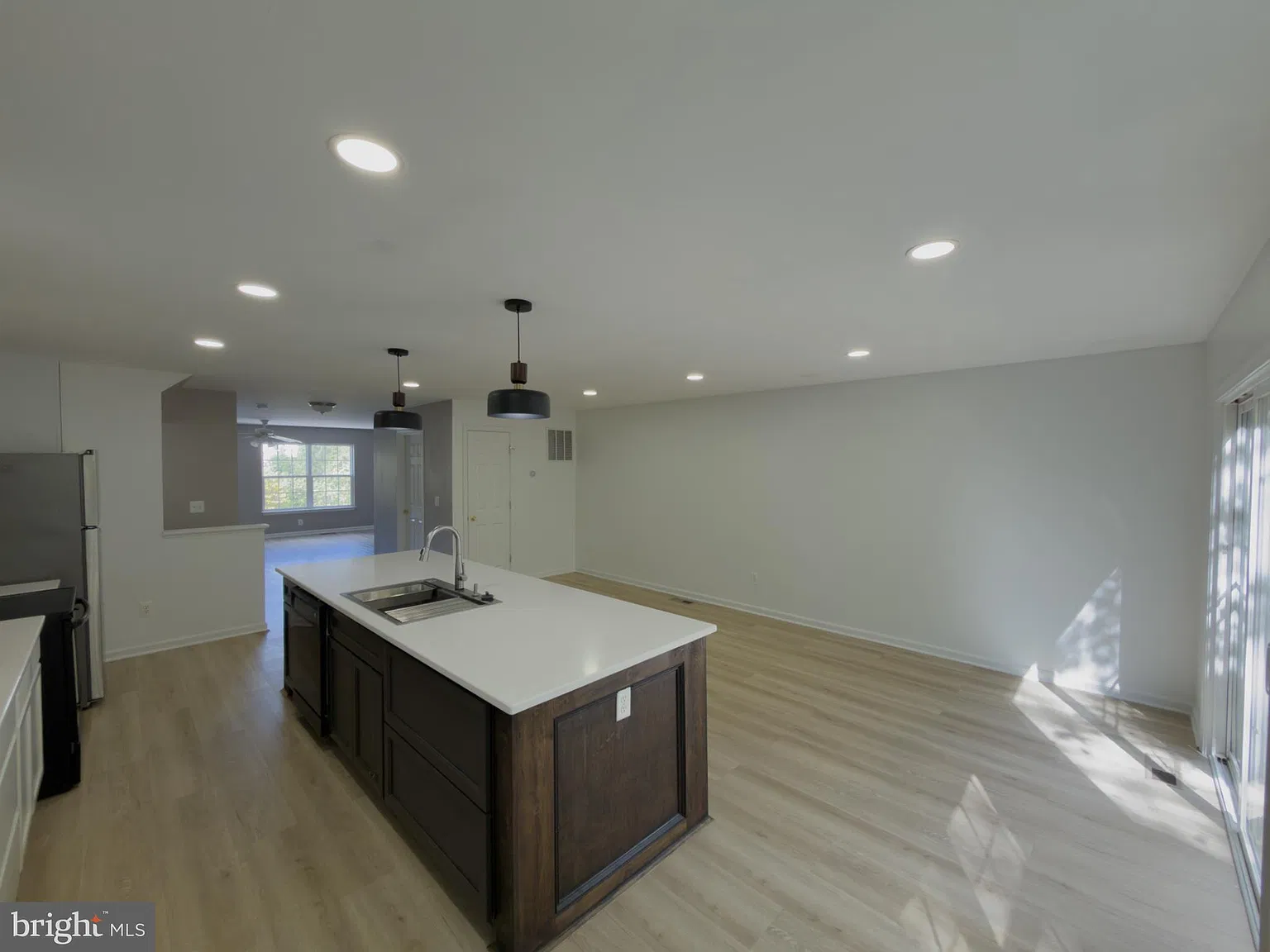 3 bed, 2.5 bath, 2284 sqft, $2,200 — Photo 4