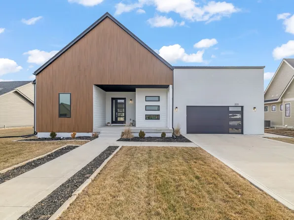 320 36th St, Cumming, IA 50061