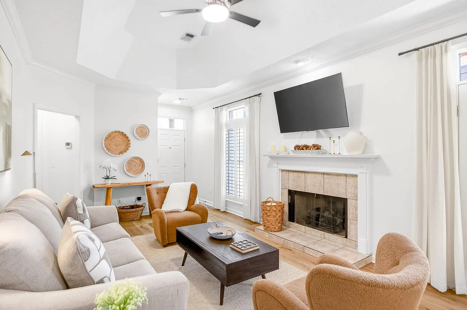 3 bed, 2.0 bath, 1571 sqft, $6,412 — Photo 4