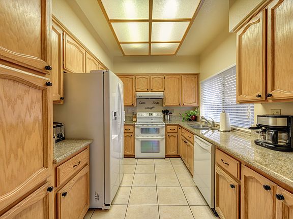3rd image of 905 Parnell Ct