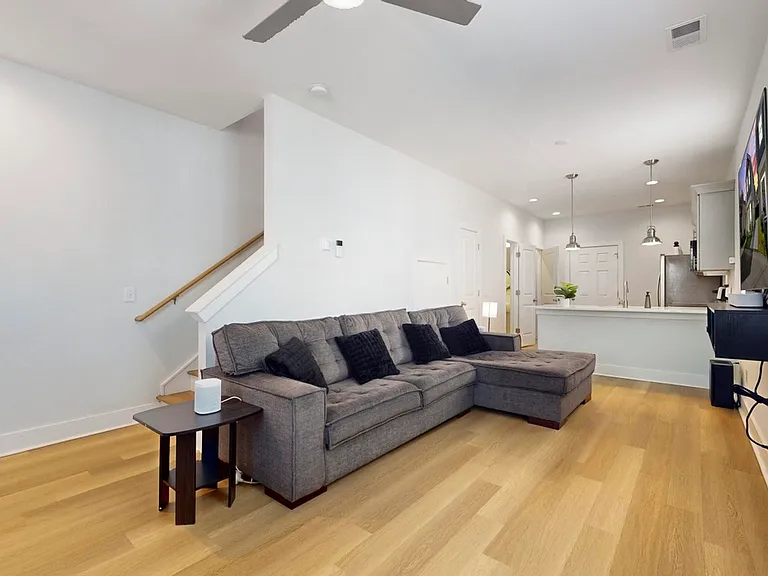 2045 Arbutus Ave — Photo 5