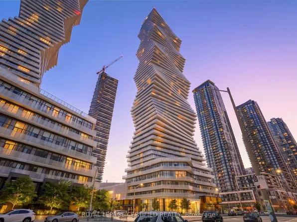 3900 Confederation Pkwy #5907, Mississauga, ON L5B 0M3