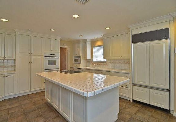 3rd image of 15234 Parkville Dr