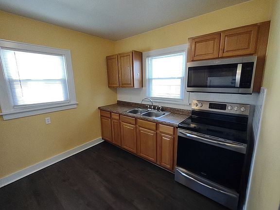 4th image of 912 Douglas St