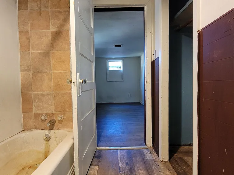 2424 Elliott St — Photo 3