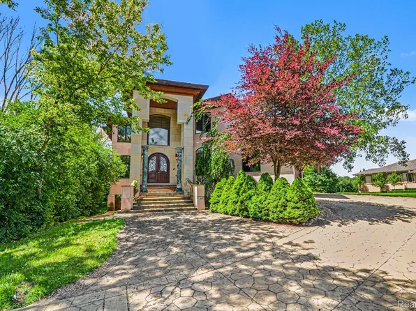 5045 Karachi St, West Bloomfield, MI 48322