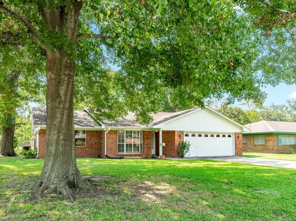 232 Wayne Dr, Clute, TX 77531