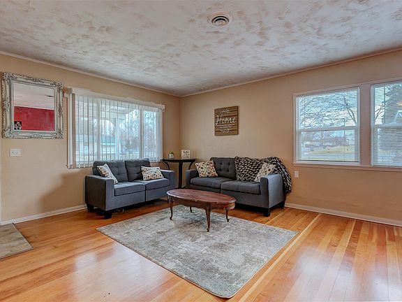 3rd image of 1017 Winslow Ave