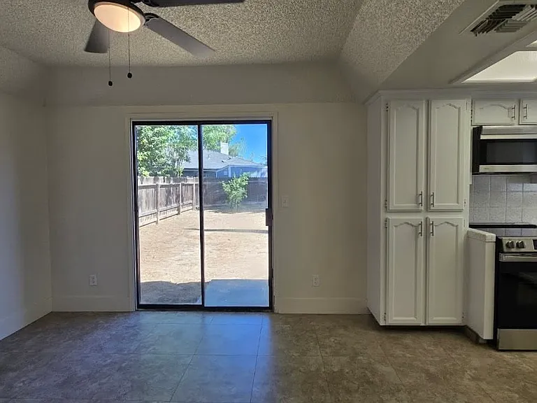 3233 Stanford Ave — Photo 11