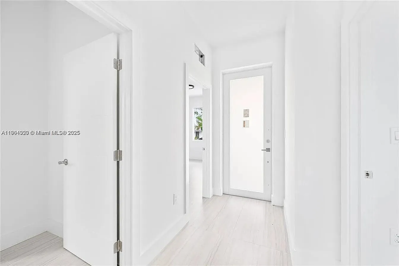 3 bed, 2.0 bath, 1335 sqft, $3,000 — Photo 4