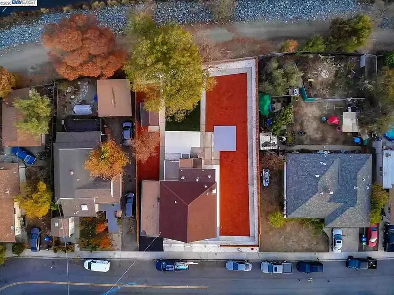 233 Sycamore St — Photo 6