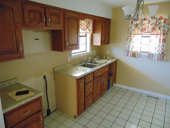 4th image of 41 Mellow Ln