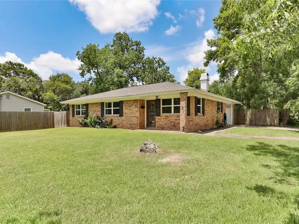 500 Smith St, Clute, TX 77531