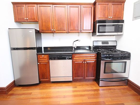 2nd image of 117 Mulberry St APT 24