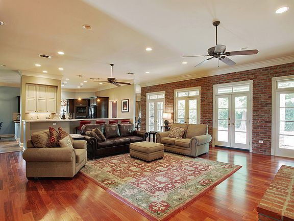 2nd image of 4 Fairway Oaks Dr