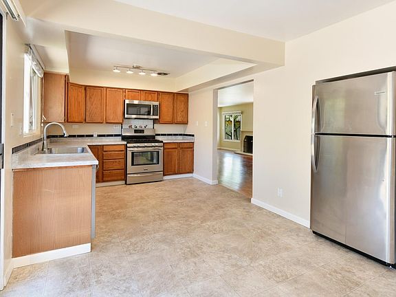 4th image of 1544 Willowside Road