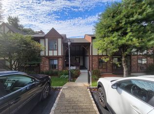 121 Foxwood Cir, Mount Kisco, NY 10549