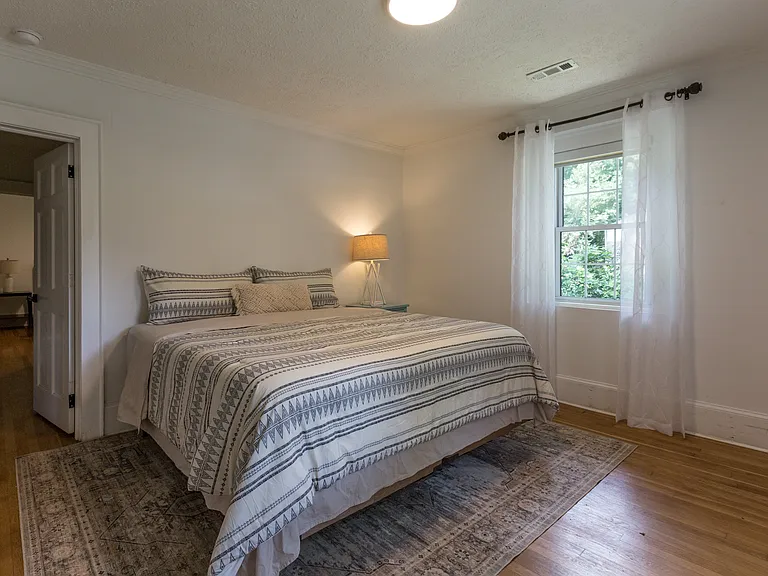 516 W King St — Photo 5