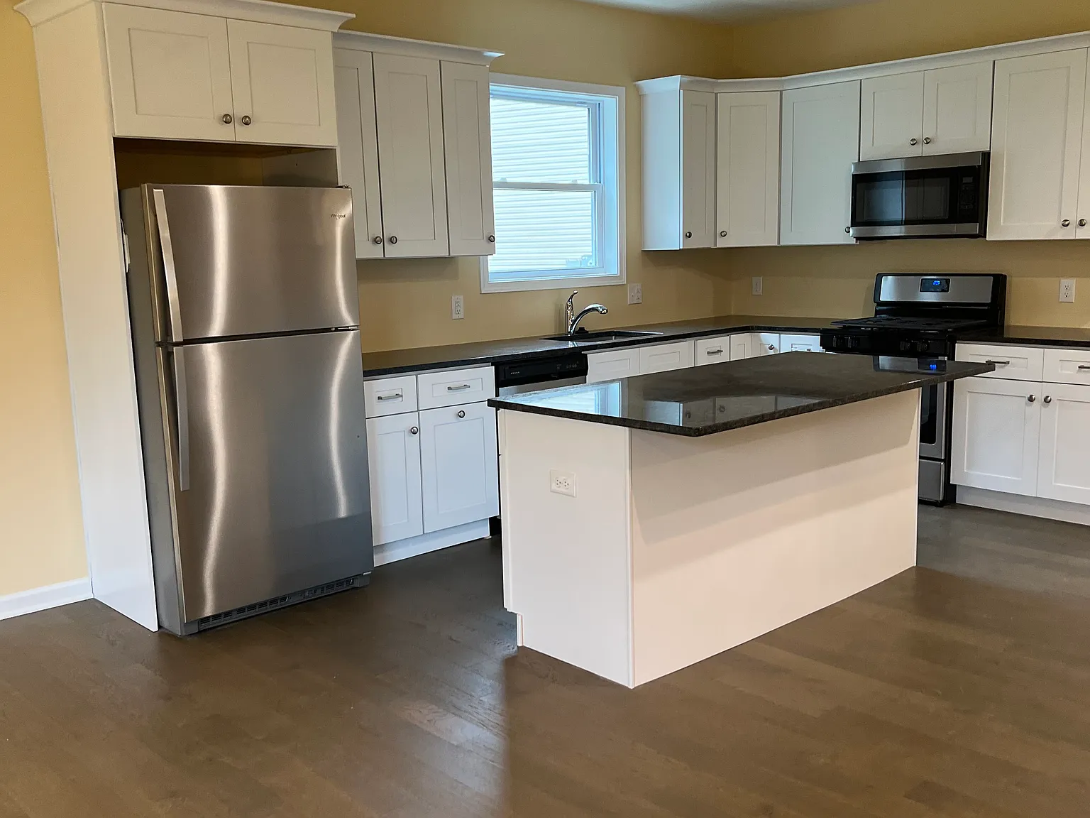 3 bed, 2.5 bath, 1966 sqft, $2,995 — Photo 3