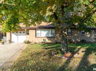 115 Arrow St, Pekin, IL 61554
