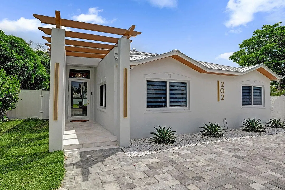 3 bed, 3.0 bath, 1850 sqft, $5,950 — Photo 2