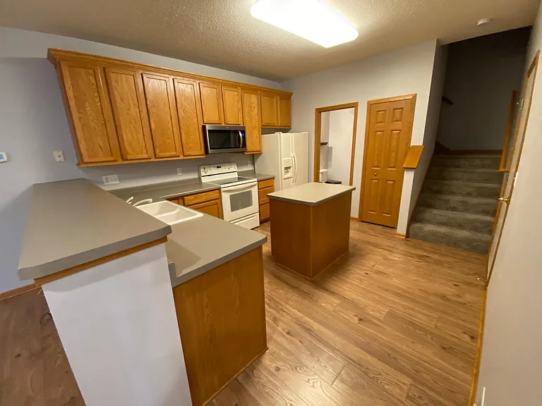 570 Tamarack Trl — Photo 3