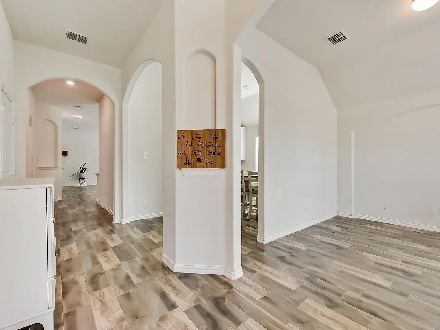 3 bed, 2067 sqft, $2,100 — Photo 2