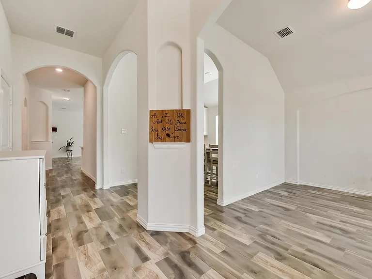 814 Bluewood St — Photo 2