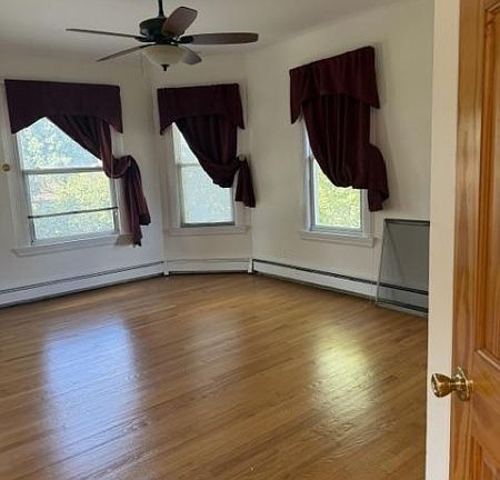 4th image of 941 Edgewater Ave