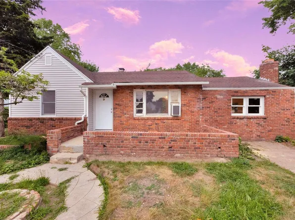 9 Monroe Drive, Lindenhurst, NY 11757