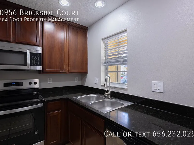 10956 Brickside Ct — Photo 7