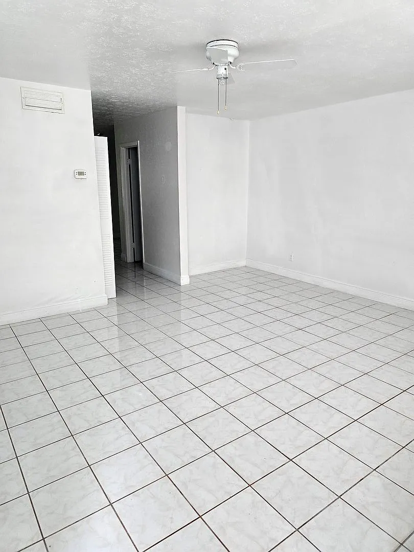Large Two bedrooms with a cover patio — Photo 2