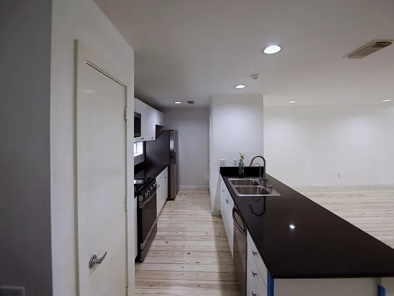 702 Ruthven St — Photo 4