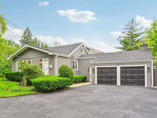 135 S Dymond Rd, Libertyville, IL 60048