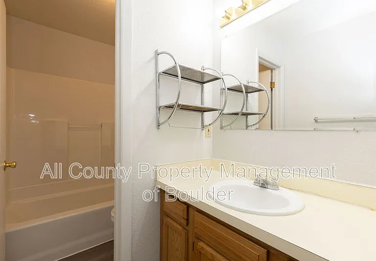2245 Grove Cir — Photo 10