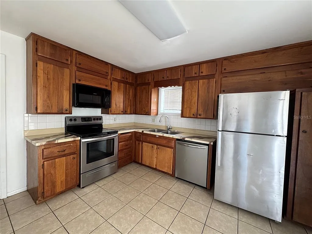 3 bed, 2.5 bath, 1868 sqft, $1,800 — Photo 3
