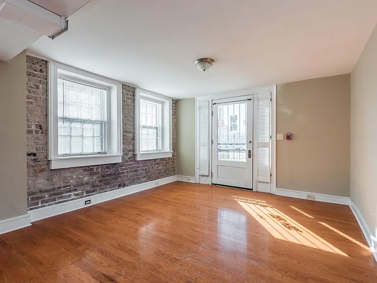 201 W 5th Ave #15 — Photo 3