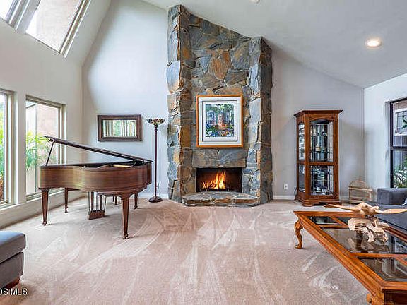 5th image of 483 Oakhampton St