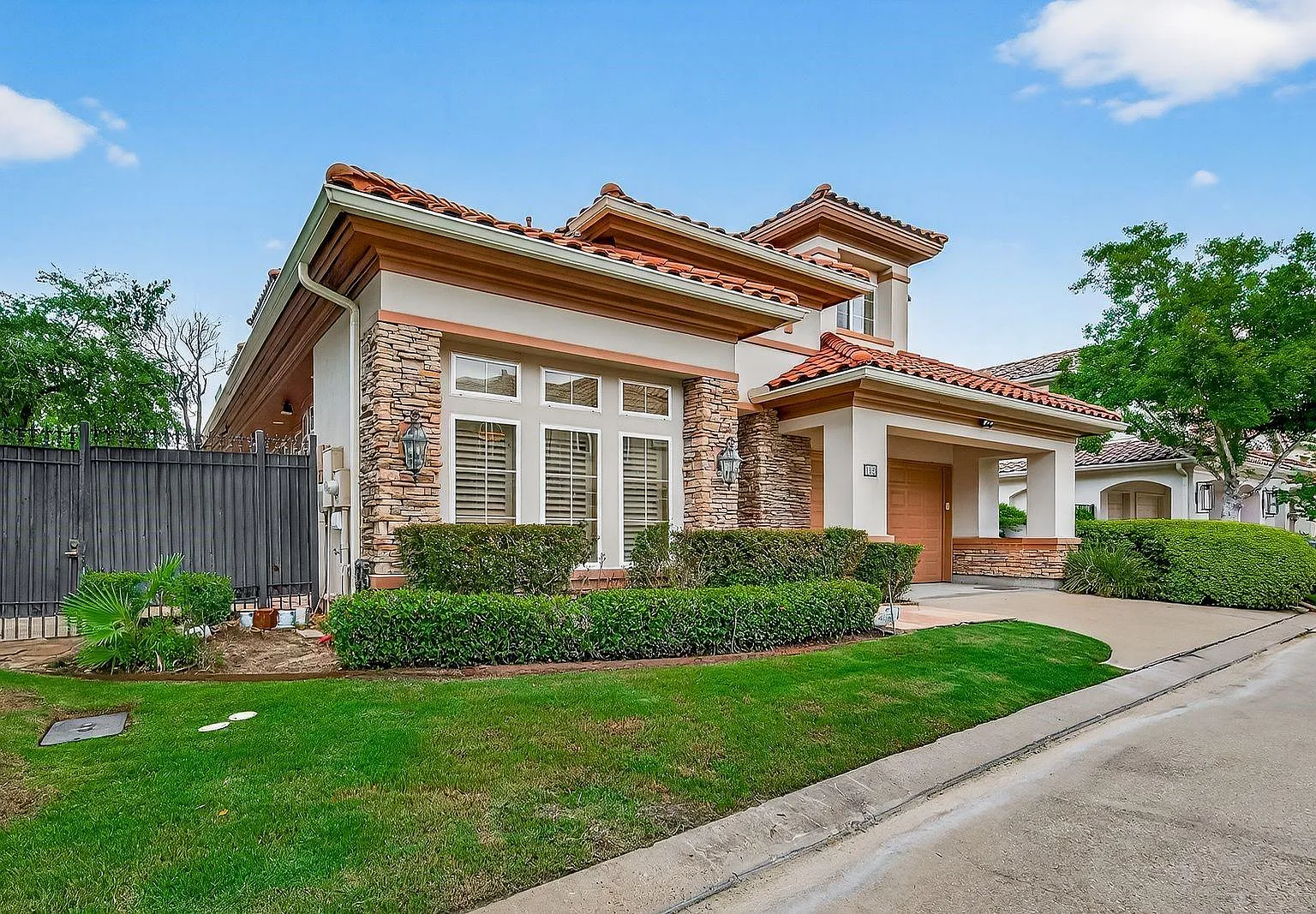 4 bed, 4.5 bath, 3652 sqft, $6,000 — Photo 2