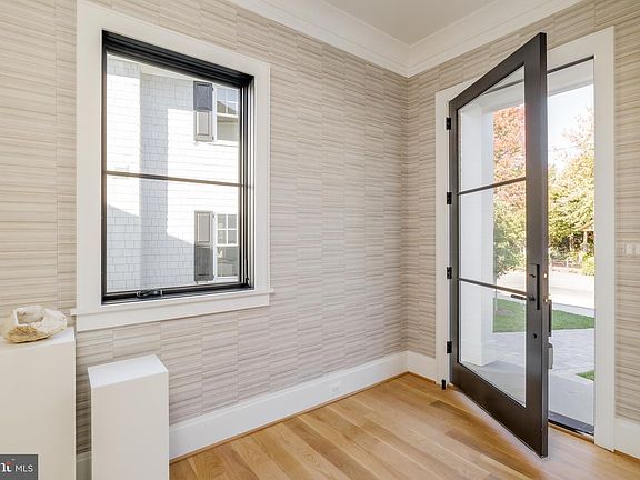 4th image of 630 N Kenmore St