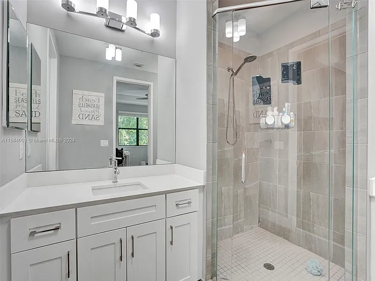 1236 SW 4th Ave — Photo 7