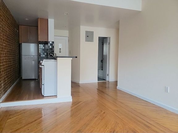 3rd image of 152 W 72nd St #4B