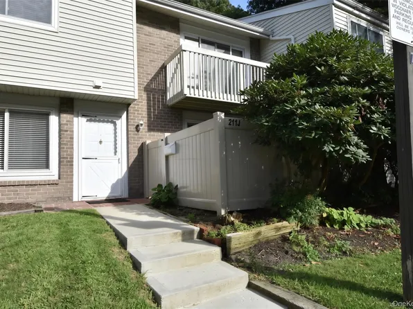 211 Springmeadow Drive #J, Holbrook, NY 11741