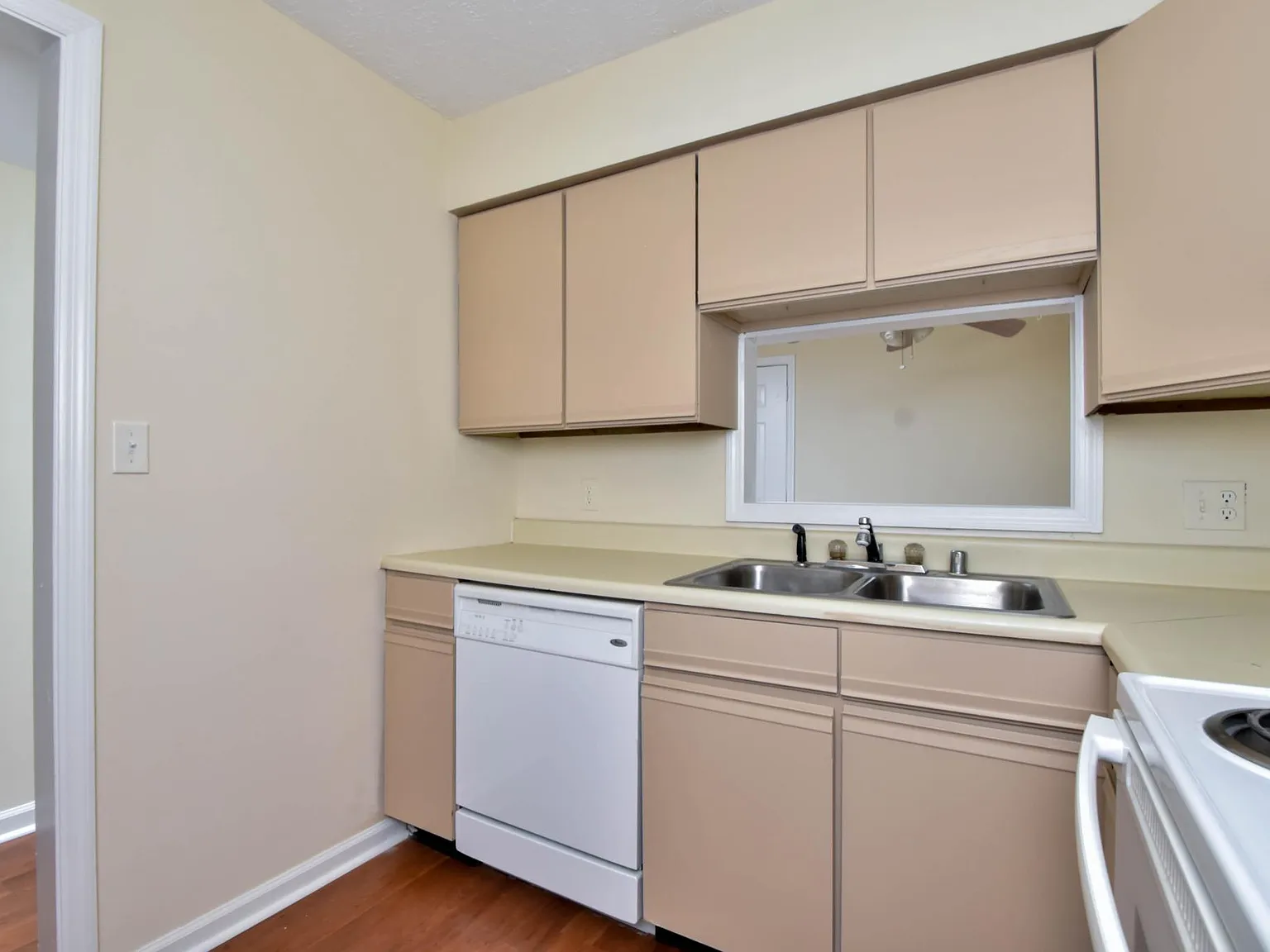 2 bed, 784 sqft, $1,250 — Photo 1