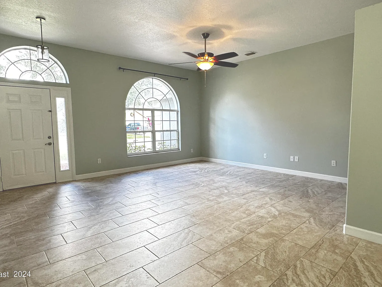 3 bed, 2.0 bath, 1834 sqft, $2,600 — Photo 3