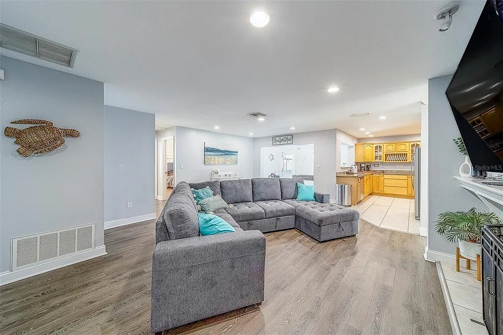 3 bed, 2.5 bath, 2083 sqft, $8,000 — Photo 3