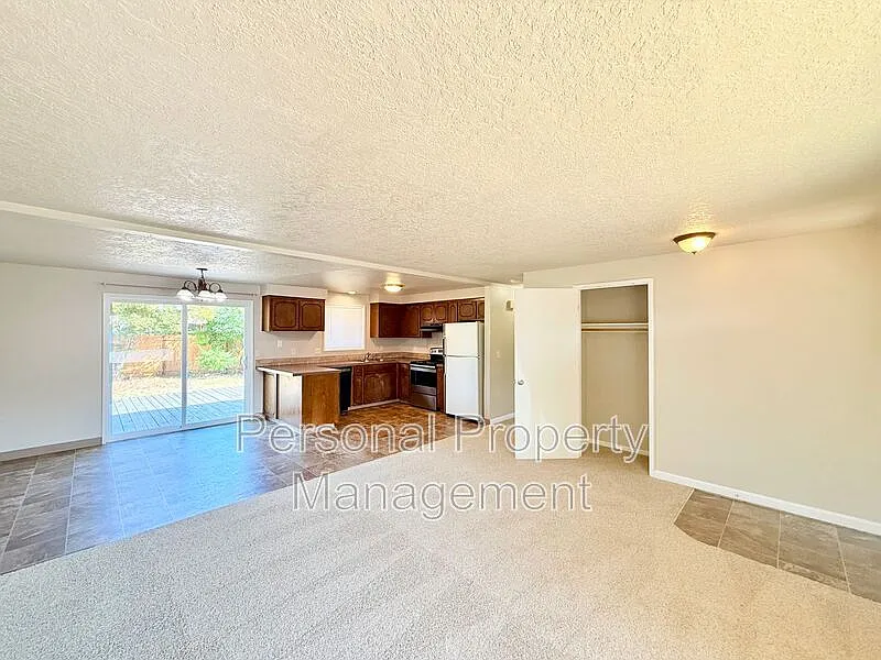 3 bed, 2.0 bath, 984 sqft, $2,395 — Photo 3