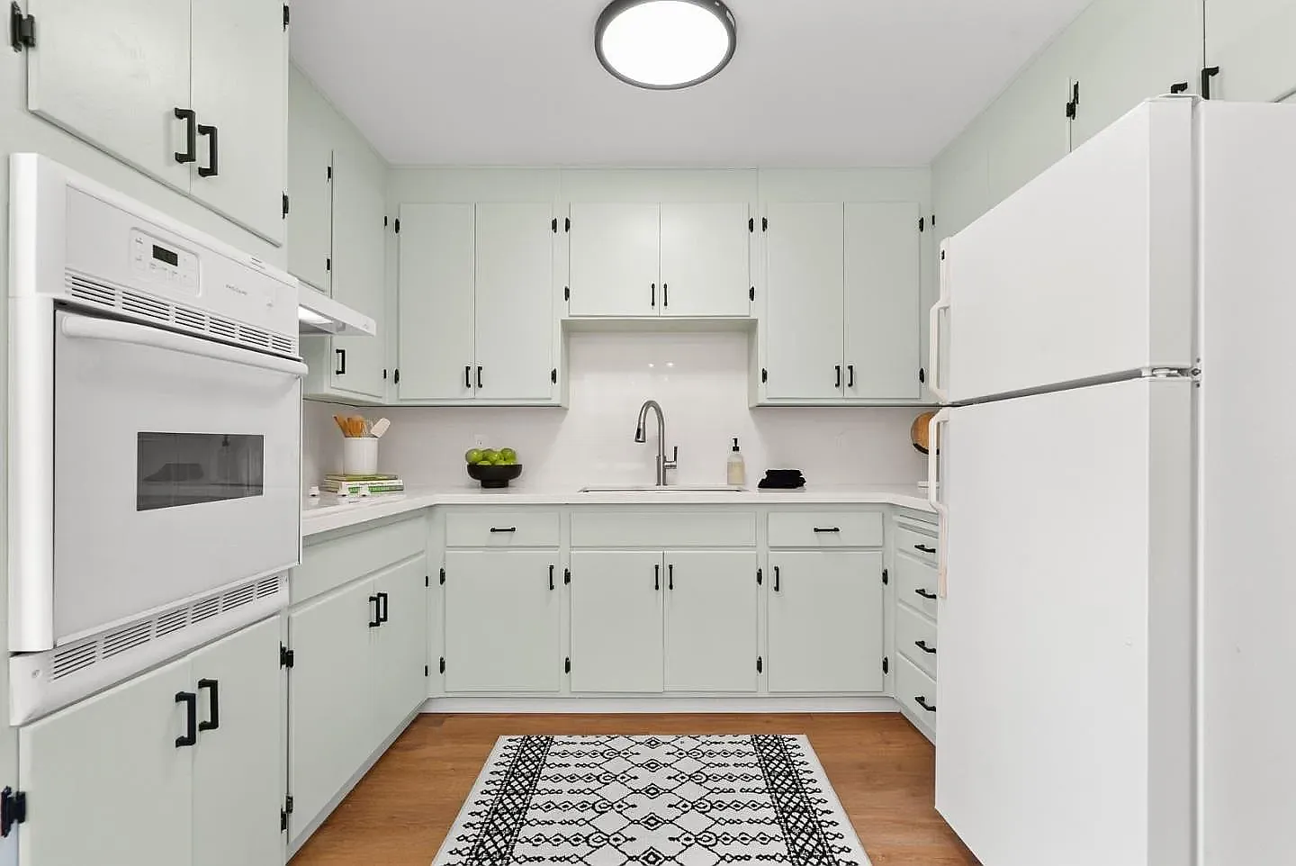 2 bed, 837 sqft, $3,550 — Photo 2
